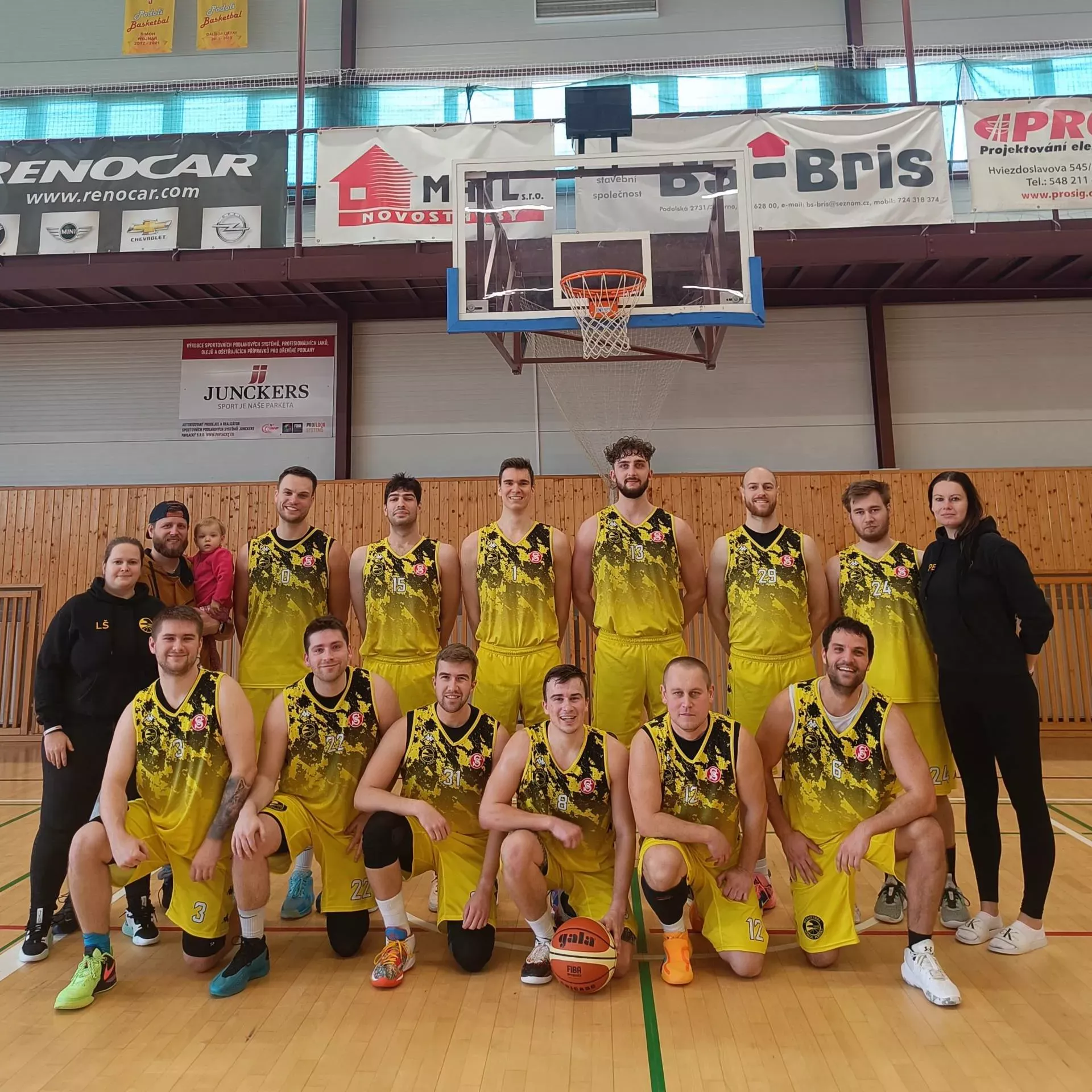 Týmová fotografie mužů A s realizačním týmem v hale
