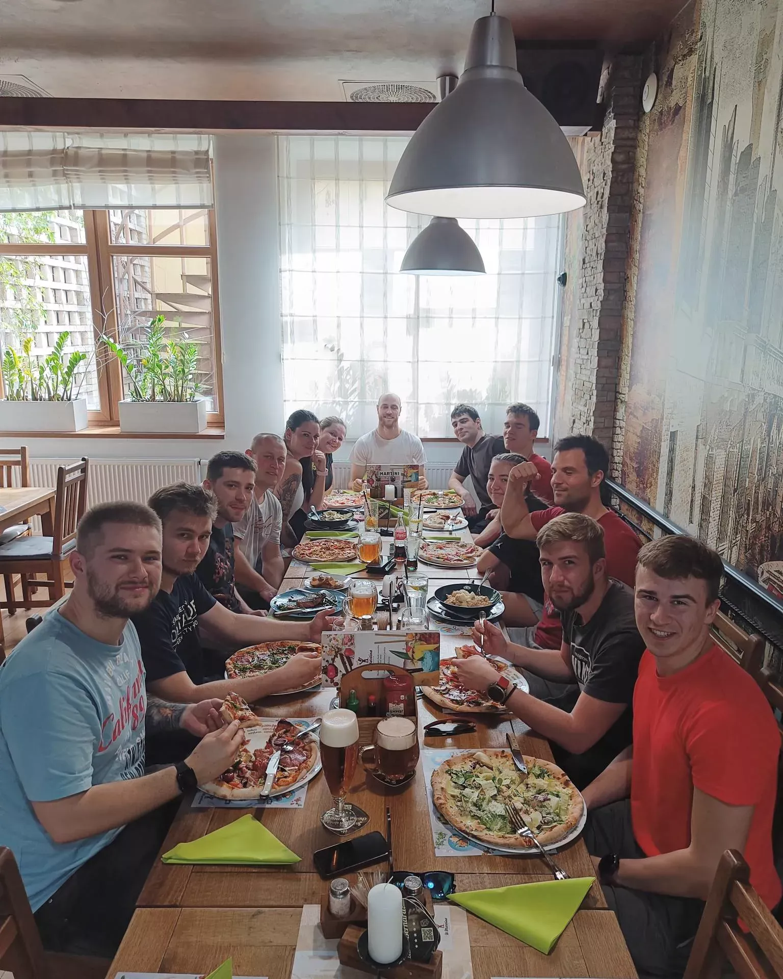 Hráči mužů A u společného oběda v restauraci
