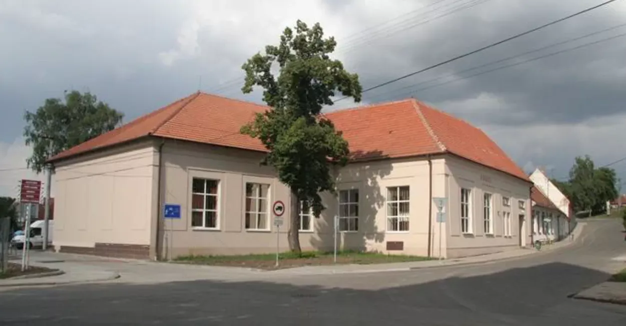 Budova sokolovny v Podolí z ulice