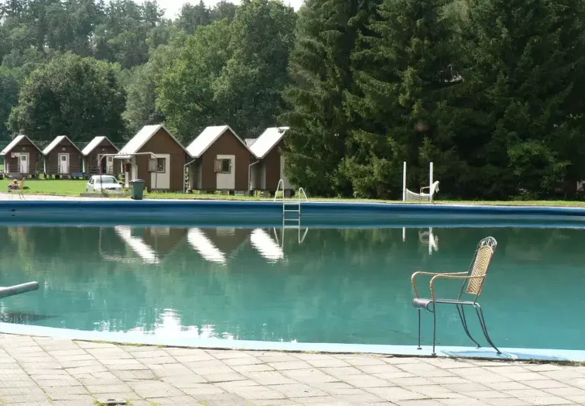 Chatky a bazén v areálu DT Biskupice