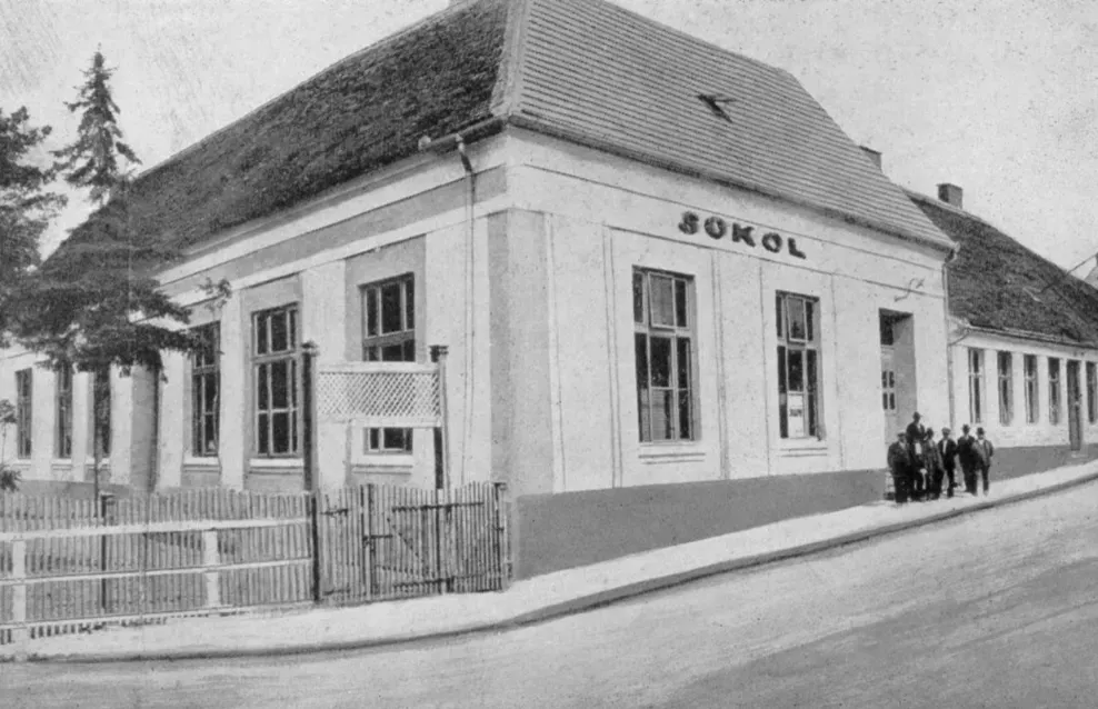 Historická černobílá fotografie budovy sokolovny v Podolí s nápisem Sokol
