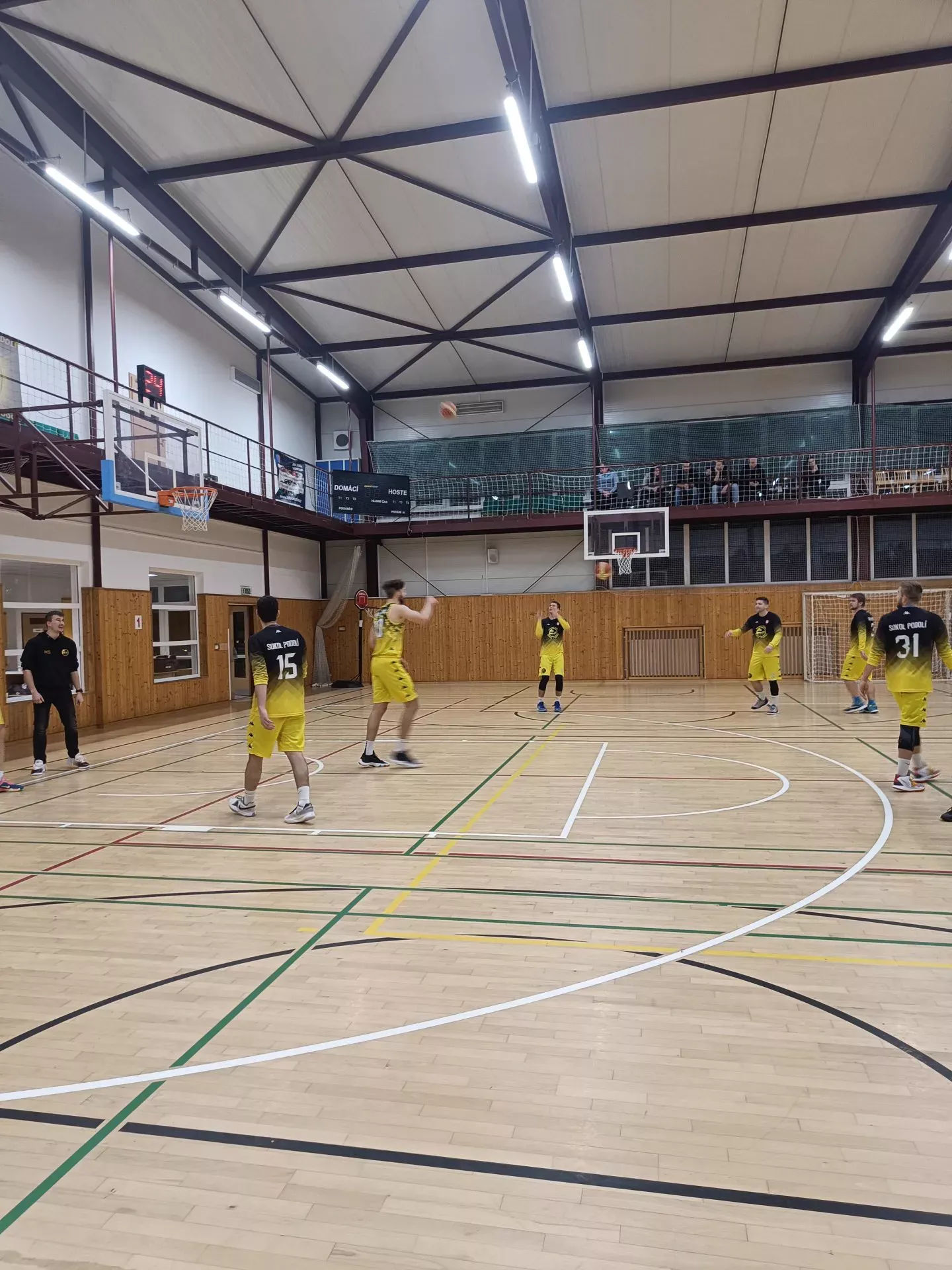 Utkání mužů A ve sportovní hale, pohled přes hřiště
