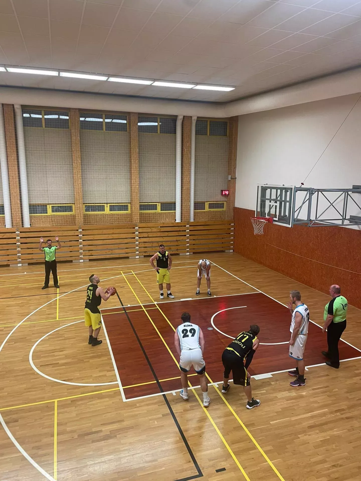 Utkání mužů B v tělocvičně, pohled z galerie na trestný hod