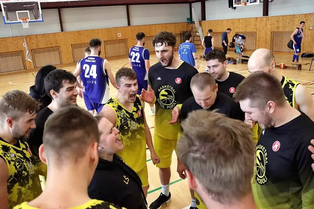 Hráči mužů A se radují po vítězném semifinále play-off