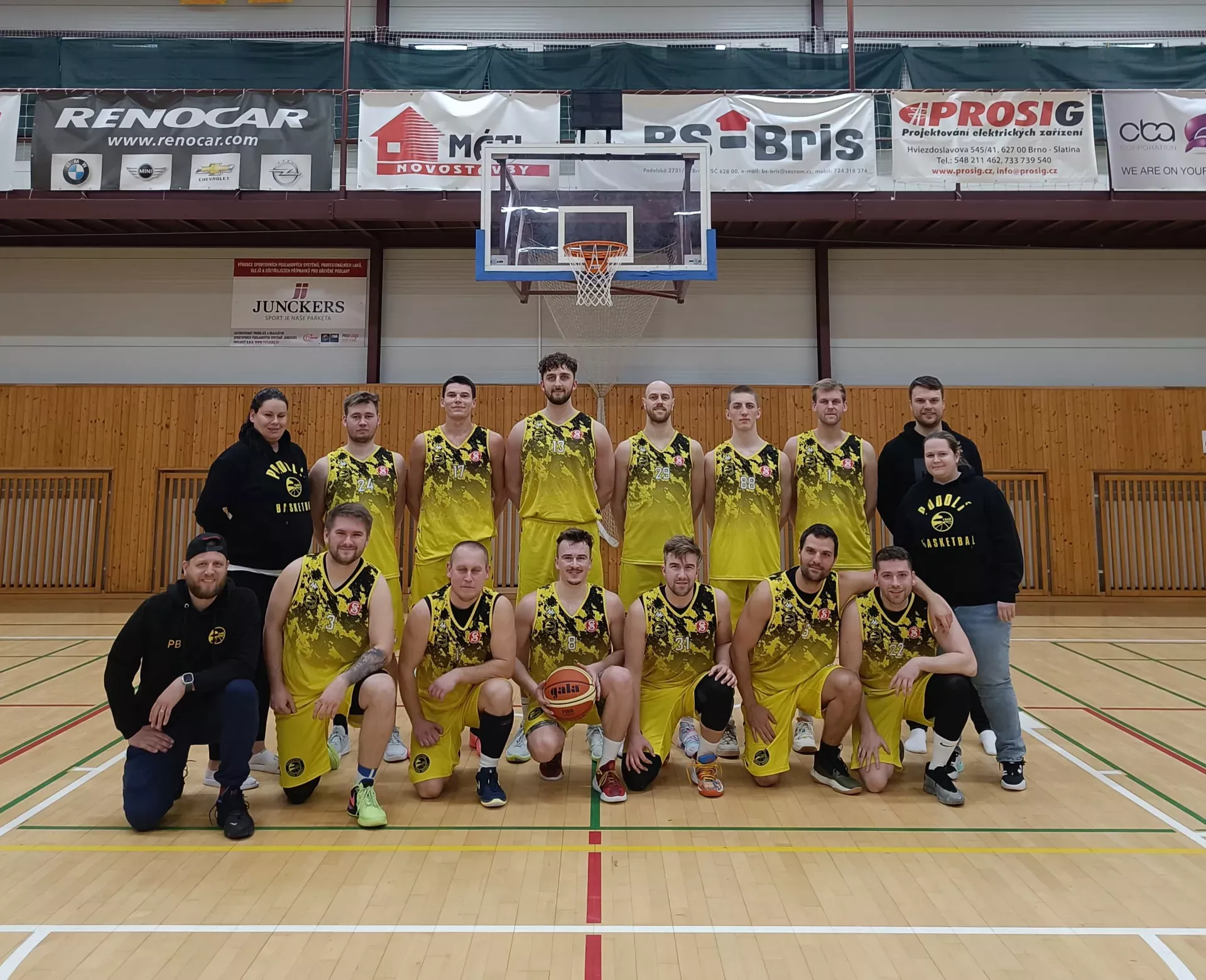 Týmová fotografie mužů A v hale